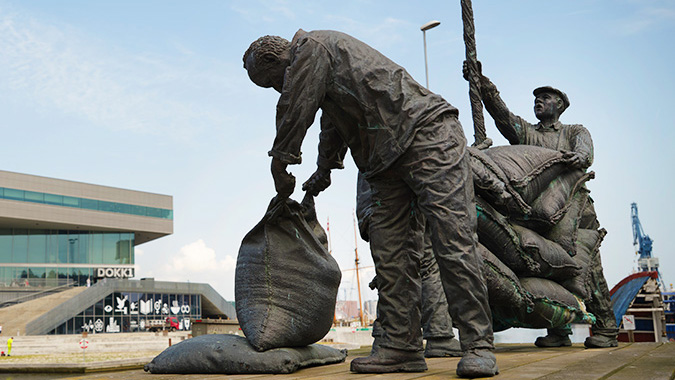 Statue af arbejdsmænd ved Dokk1
